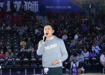 與攻城獅有約      竹北市長鄭朝方中場獻唱客家歌     注入勝利氣勢