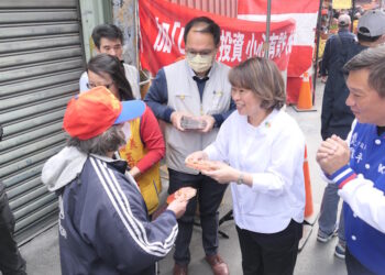 嘉市玉皇宮玉皇上帝聖壽大典 黃敏惠市長祝賀並發送蛇年開運紅包 祝福新年「蛇」麼都順利