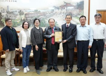 立榮航空澎湖機場辦事處主任謝慶龍榮調臺中 陳光復頒發榮譽縣民證表彰貢獻