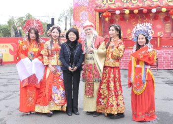 重現古式招親拋繡球場景 嘉邑崎頂大福興宮月老祖廟「拋出幸福抓住真愛」拋繡球活動