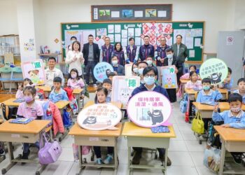 開學首日視察校園防疫整備情形 陳其邁：落實個人防護措施 勤洗手、戴口罩降低傳染風險