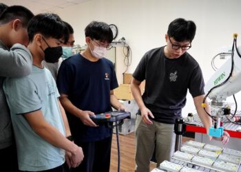 正修機械 IM try it-智機玩家！探索體驗營！學員操作機械手臂超過癮