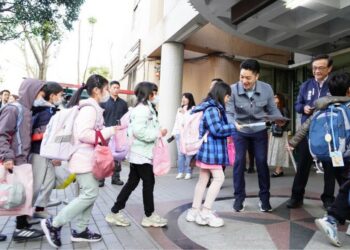 開學日！蔣萬安迎接學童返校 體驗共融式遊戲場