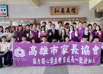 高雄市家長協會攜手大東醫院院長蔡森郎贈潮州高中「禮義廉恥」匾額   校長勉勵學子品德實踐