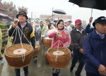 馬鳴山鎮安宮遶境吃飯擔萬人齊聚吃平安 傳承發揚五年千歲信仰民俗文化