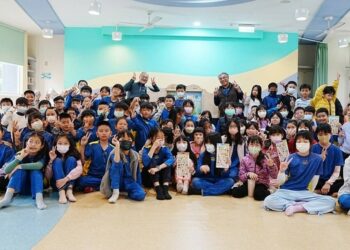 紅豆冰哥哥帶來紙芝居故事時間 稅務宣導走進河堤國小