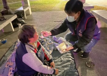 鋒面又將來襲 人安楠梓站送元宵助街友