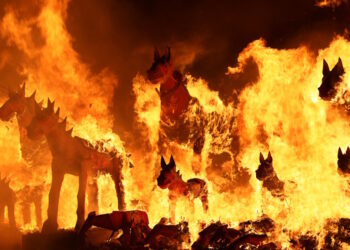 鹿草圓山宮傳統祭典放火馬消厄運 擲炮台 引爆鞭炮者能獲得好運