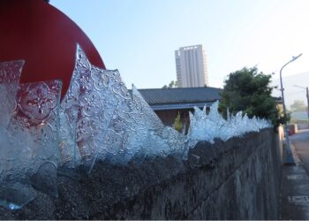 高雄市自強新村住宅圍牆「殺氣騰騰」