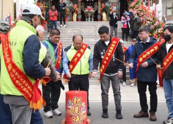 湖東聖帝廟王船出巡遶境 陳光復點起馬炮祈求護佑地方