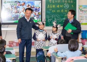 嘉義縣學童免費飲用國產鮮奶政策不中斷 近3萬學生受惠