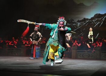 藝術創新！《英雄傳·武聖關公》融合交響樂與傳統戲曲贏滿堂彩