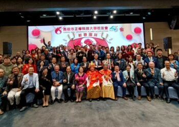 正修校友會43屆新春團拜喜洋洋 龔校長、林總會長財神爺裝扮驚艷