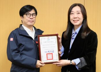 查緝私劣菸酒績效卓越  財政局科長張惠美當選高市府113年廉潔楷模