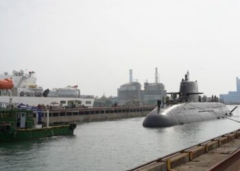 「海鯤軍艦」泊港測試正常進行 台船公司強調如期交艦