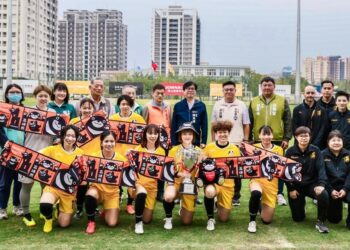 陳其邁探班高雄先鋒  展現市府對女子足球的高度重視