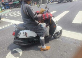 比丘騎機車  打綁腿的正確的