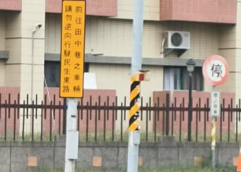 屏東B&Q附近一個巷子，警察偶而躲在巷道開違規者罰單