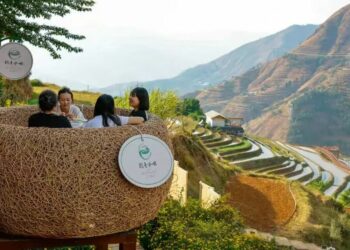 四川米易縣  梯田景觀旁邊的咖啡座