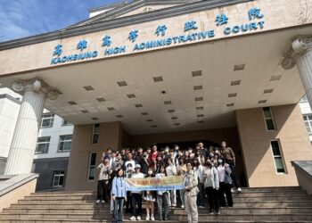高師大師生「逗陣繞法院」 高雄高等行政法院論法談天說地