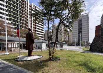 台南民生綠園孫文銅像離櫃轉置仁德二空園區展示