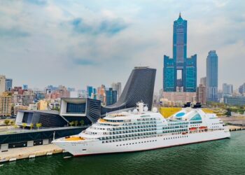 璽寶郵輪探險號首航高雄港 450名外國旅客到訪港都共度白色情人節