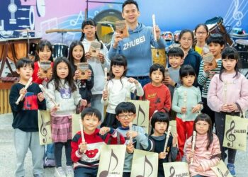 竹北市兒童節贈直笛姆指琴        鄭朝方： 藝術，讓心靈長肌肉