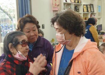 93歲壽星  王美珍  不染髮食早齋  用平板電腦加line