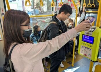 3/21起手機就是交通卡！ 中市推市民專屬乘車碼 搭雙十公車更方便