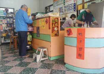 早餐店  價目表貼了又貼  又更改價錢