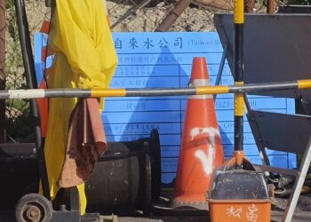 挖路修路  批評之後清掃乾淨  但是公告看板遮掩甚至背對民眾  政府知道嗎？