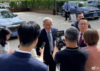 脫掉黑皮衣換上西裝，黃仁勳想要傳達什麼?