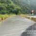 復興路段荖濃溪水漲至路面  道路阻斷