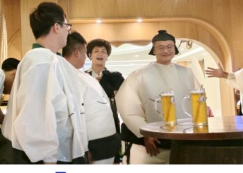 義大世界  金色三麥  相撲選手裝啤酒比賽