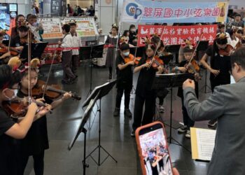 翠屏國中攜手高雄市麗澤品格實驗教育機構  「弦樂傳愛  陪伴旅人迎接聖誕」