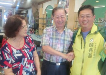 薛兆基烈日掃街拜票　用腳步丈量左營走出真誠