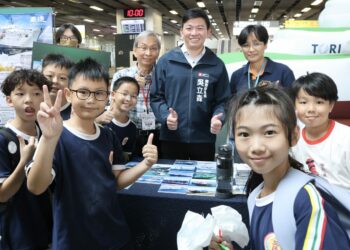 「科學FUN出來！」2025臺灣科普環島列車駛進高雄　400名學生用實驗玩出科學力