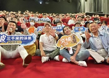 樊芳銘、廖萬隆攜手行善　200名學子從電影汲取「泳」不放棄的力量