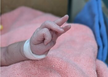32週早產兒雙腳先露命懸一線  安泰醫院跨團隊接力搶救母子均安