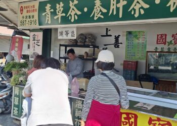 從熬煮四小時到拓展加盟　左營國寶青草茶的世代交棒