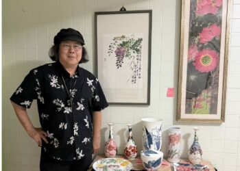 藝術有情、浪浪有福　石博進攜彩瓷與畫作高雄公益展售