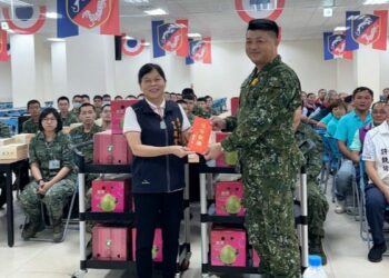 中秋佳節到來     頭份市長羅雪珠今敬軍贈加菜金