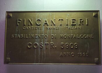 船上面銅版寫什麼？