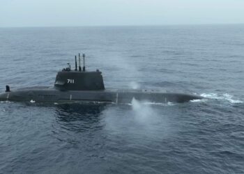 海鯤軍艦首度淺水潛航測試成功 國造潛艦再跨重要里程碑