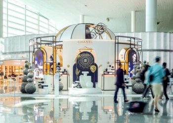 與香奈兒五號共度星光假期:韓際新世界免稅店在仁川機場開設夢幻大型展台
