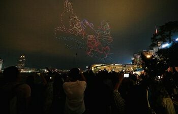 宏利香港全力支持 AllRightsReserved策劃及主辦的「維港海上大巡遊」 特別呈獻「維港海上⼤巡遊無人機匯演」