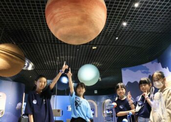 「銀河小學堂」啟用！  港和國小AR互動展廳帶孩子遨遊宇宙