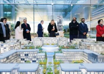 新華絲路：智庫代表團參觀京東全球總部，感受數智化創新成果