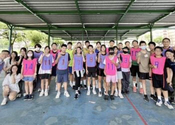 中崙國中國一新鮮人雙語夏令營，手作繪圖與手球、包餃子等烹飪課，邁出國中生活的第一步