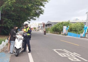 道路安全不容忽視 東港警執行未戴安全帽違規大執法